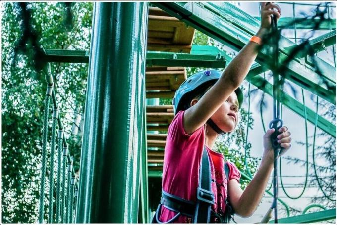 चढ़ाई जाल के लिए 16 मिमी 6 स्ट्रैंड पीईटी या पीपी आउटडोर संयोजन खेल मैदान रस्सी 10