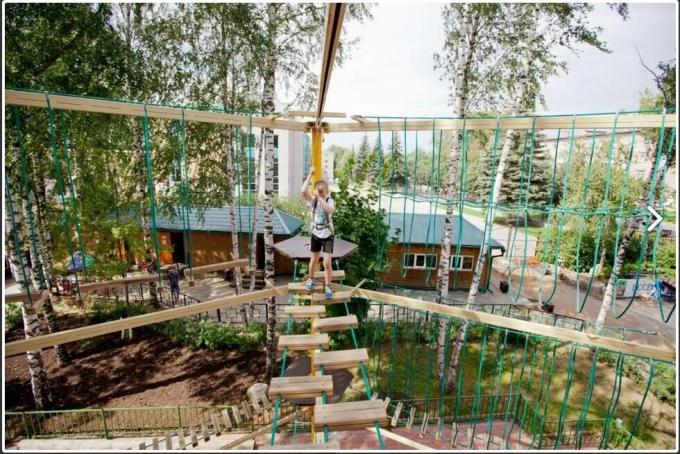 चढ़ाई जाल के लिए 16 मिमी 6 स्ट्रैंड पीईटी या पीपी आउटडोर संयोजन खेल मैदान रस्सी 12